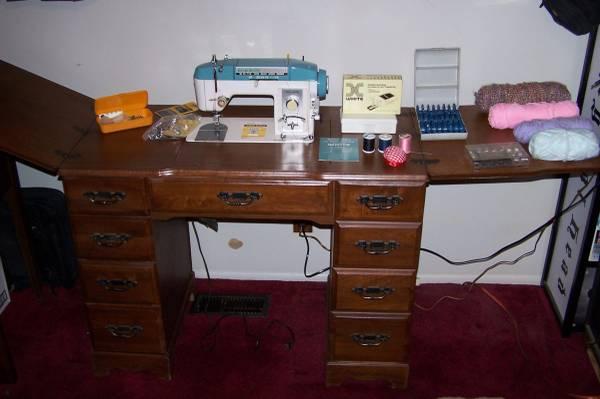 White sewing machine: w/24 Ebroidery cams/accessories/nice cabinet
